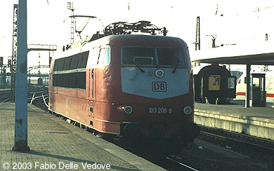 Zum Vergrößern klicken - An einem sonnigen Frühlingstag war die orientrote 103 206-9 auf dem Weg ins BW (München Hauptbahnhof, 2000).