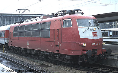 Zum Vergrößern klicken - Abfahrt von 103 148-3 mit dem IR 2120 SPESSART nach Würzburg um 16:29 Uhr von Gleis 25 bei strömendem Regen (München Hauptbahnhof, April 2001).