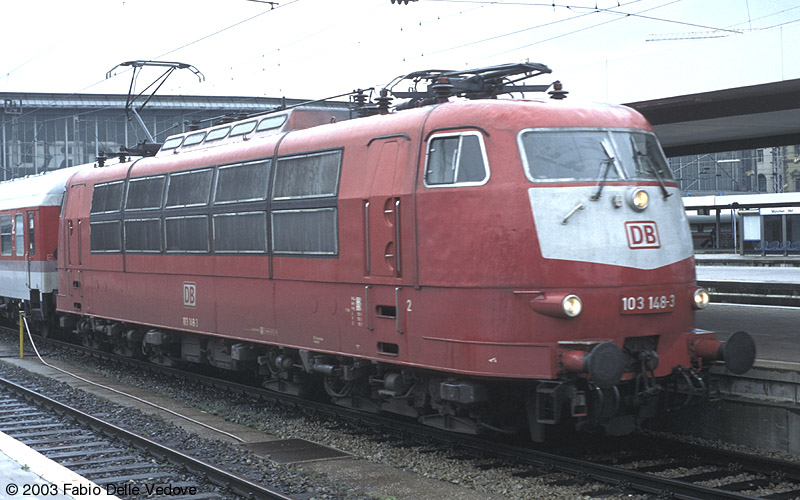 Abfahrt von 103 148-3 mit dem IR 2120 SPESSART nach Würzburg um 16:29 Uhr von Gleis 25 bei strömendem Regen (München Hauptbahnhof, April 2001).