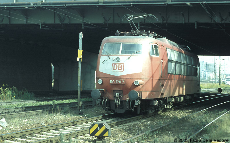 103 170-7 rückt am Samstagmittag während des Oktoberfestes ins BW ein (München Donnersberger Brücke, September 2001).