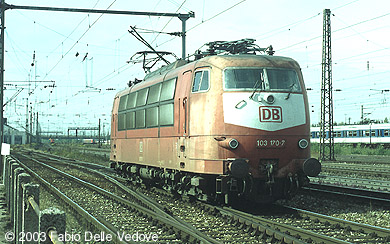 Zum Vergrößern klicken - 103 170-7 rückt am Samstagmittag während des Oktoberfestes ins BW ein (München Donnersberger Brücke, September 2001).