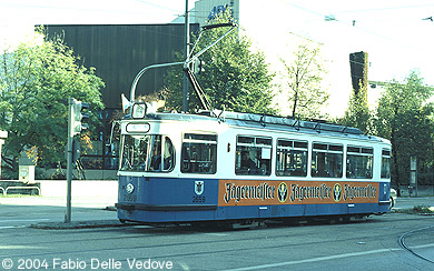 Der Triebwagen 2659 (Typ M5.65) wurde zwischen Max-Weber-Platz und dem Betriebshof eingesetzt. Hier befindet er sich an der Kreuzung Einsteinstraße/Schloßstraße (27.10.2001).
