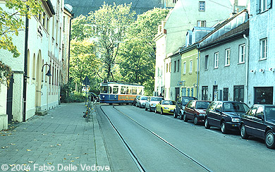 Ein paar Minuten später biegt der Triebwagen 2659 vom Johannisplatz kommend in die Schloßstraße ein, wo die Fahrgäste in Richtung Betriebshof einsteigen können (München, 27.10.2001).