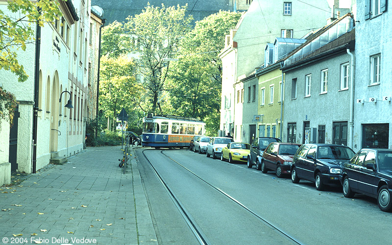 Ein paar Minuten später biegt der Triebwagen 2659 vom Johannisplatz kommend in die Schloßstraße ein, wo die Fahrgäste in Richtung Betriebshof einsteigen können (München, 27.10.2001).