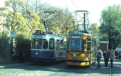 Auch der Triebwagen 2658 (M5.65) wurde im Pendelverkehr von und zum Max-Weber-Platz eingesetzt. Nachdem die Besucher bereits ausgestiegen sind, muß der Triebwagen zum Wenden um den ganzen Betriebshof herumfahren. Der Fahrschulwagen 2924 wartet auf seinen Einsatz (München, 27.10.2001).
