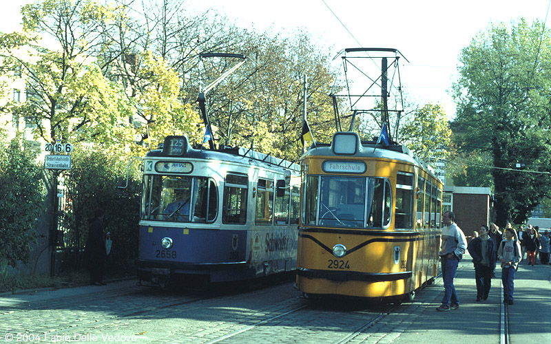 Auch der Triebwagen 2658 (M5.65) wurde im Pendelverkehr von und zum Max-Weber-Platz eingesetzt. Nachdem die Besucher bereits ausgestiegen sind, muß der Triebwagen zum Wenden um den ganzen Betriebshof herumfahren. Der Fahrschulwagen 2924 wartet auf seinen Einsatz (München, 27.10.2001).