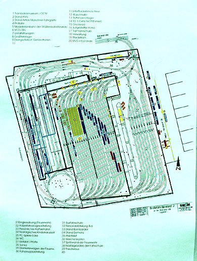 Anhand dieses Plans konnten sich die Besucher einen Überblick über die Attraktionen und den komplizierten Gleisplan des Betriebshofes verschaffen (München, 27.10.2001). 