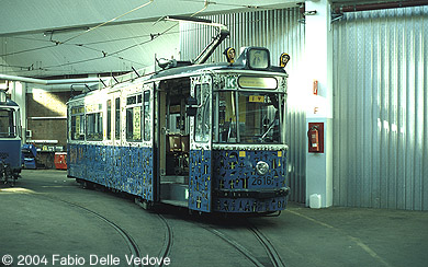 Der Künstler Hans Langner und 300 Münchner Kinder der Sprachenschule Fun Languages machten den Triebwagen 2616 (M5.65) zu einem Kunstwerk. Die Münchner-Kindl-Tram schmücken nun 1400 Münchner-Kindl-Bilder, die auf transparente Klebefolie gemalt wurden. (München, 27.10.2001).