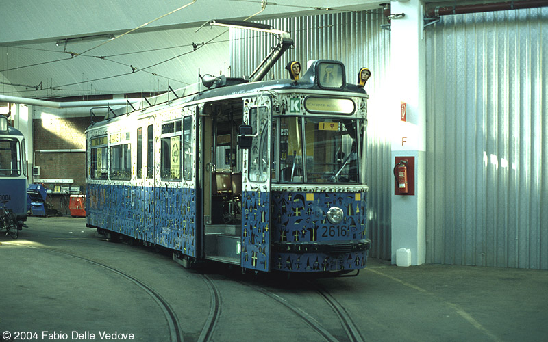 Der Künstler Hans Langner und 300 Münchner Kinder der Sprachenschule Fun Languages machten den Triebwagen 2616 (M5.65) zu einem Kunstwerk. Die Münchner-Kindl-Tram schmücken nun 1400 Münchner-Kindl-Bilder, die auf transparente Klebefolie gemalt wurden. (München, 27.10.2001).