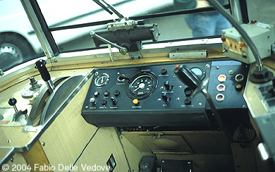 Fahrerstand des Triebwagens 2616 (München, 27.10.2001).