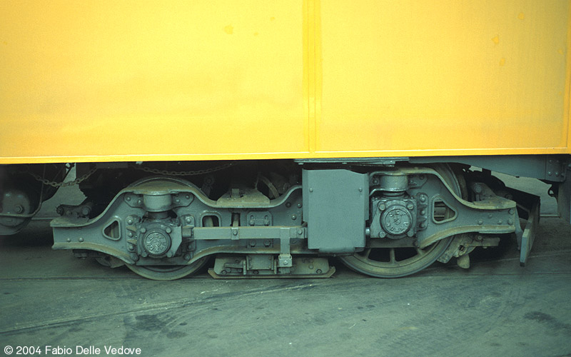 Das vordere Maximumdrehgestell des Fahrleitungskontrollwagens 2942 (München, 27.10.2001).