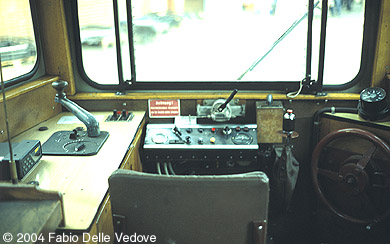 Der altertümliche Führerstand des Fahrleitungskontrollwagens 2942 (München, 27.10.2001).