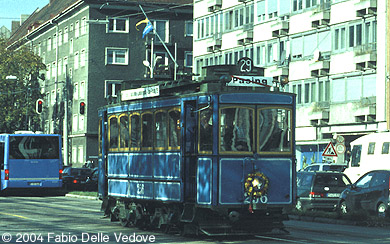 Trambahnkorso. Triebwagen 256 vom Typ A 2.2 (München, 27.10.2001). 