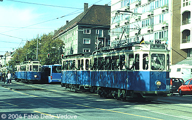 Trambahnkorso. Triebwagen 490 vom Typ D 6.3  und Beiwagen 1401 vom Typ f 2.54 (München, 27.10.2001).