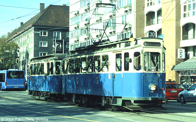 Trambahnkorso. Triebwagen 670 vom Typ G 1.8  und Beiwagen 1334 vom Typ e 5.49 (München, 27.10.2001).