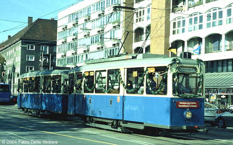 Trambahnkorso. Triebwagen 721 vom  Typ J 1.30 und Beiwagen 1509 vom Typ i 1.56 (München, 27.10.2001). 