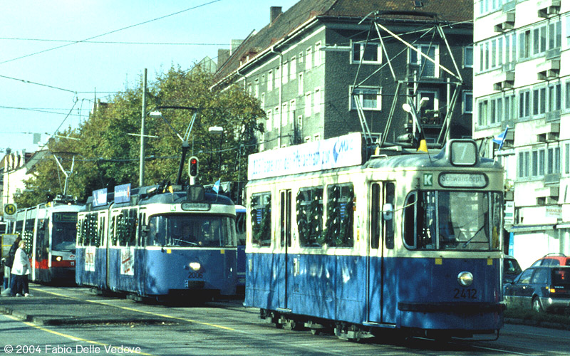 Trambahnkorso. Triebwagen 2412 vom Typ M 4.65 (München, 27.10.2001).