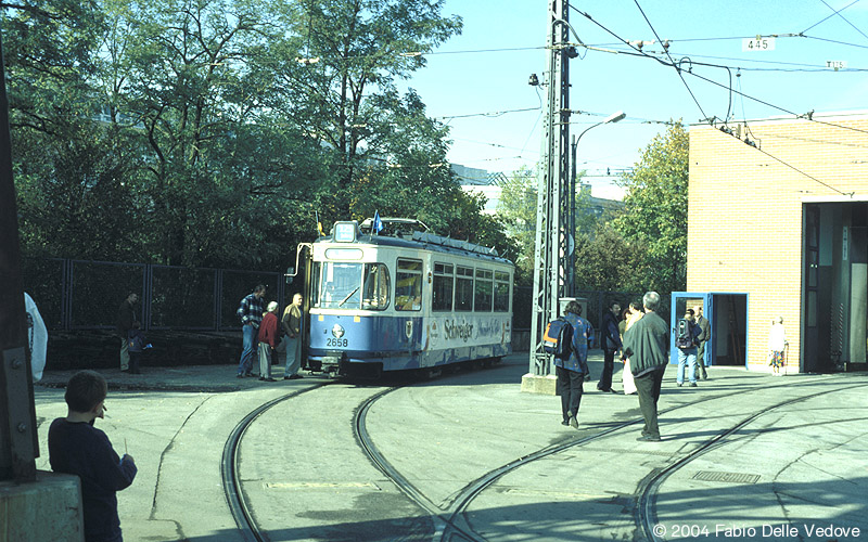 Zwangspause für den Triebwagen 2658 (Typ M5.65) wegen Stromausfall (München, 27.10.2001).