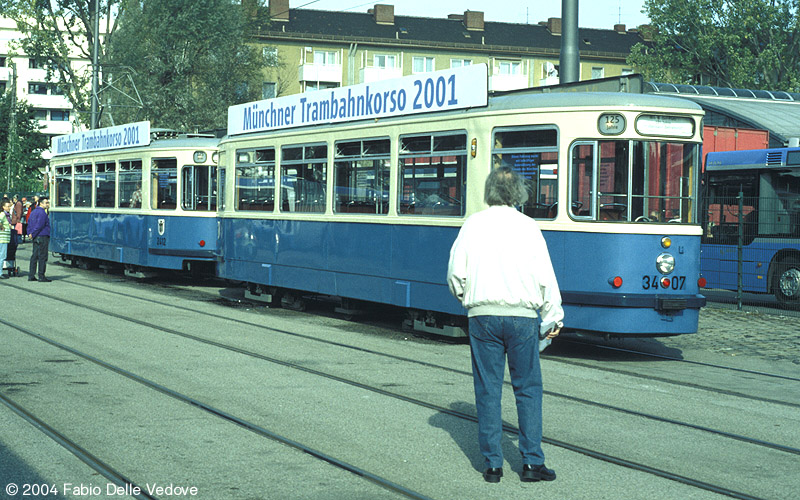 Triebwagen 2412 (Typ M 4.65) und Beiwagen 3407 (Typ m 4.65) warten auf Fahrgäste in Richtung Max-Weber-Platz (München, 27.10.2001).