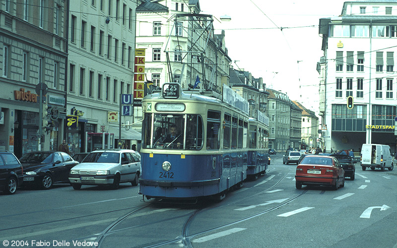 Triebwagen 2412 (Typ M 4.65) und Beiwagen 3407 (Typ m 4.65) beim Wenden am Max-Weber-Platz (München, 27.10.2001).