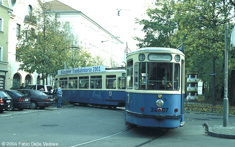 Triebwagen 2412 (Typ M 4.65) und Beiwagen 3407 (Typ m 4.65) beim Abbiegen in die Schloßstraße (München, 27.10.2001). 