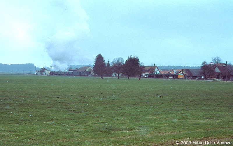 Die 52 7596 entschwindet mit ihren historischen Wagen Richtung Roßberg (Mennisweiler, 6. April 2003).