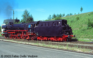 Zum Vergrößern klicken - Nach dem die abgekuppelte V80 002 Gleis 2 bereits verlassen hat, kann 41 018 dorthin umsetzen (Kempten Hauptbahnhof, 01.06.2003).