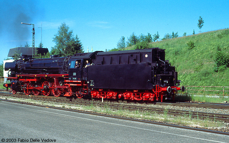 Nach dem die abgekuppelte V80 002 Gleis 2 bereits verlassen hat, kann 41 018 dorthin umsetzen (Kempten Hauptbahnhof, 01.06.2003).