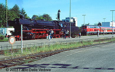 Zum Vergrößern klicken - 41 018 fährt auf Gleis 2 zum historischen Zug (Kempten Hauptbahnhof, 01.06.2003).