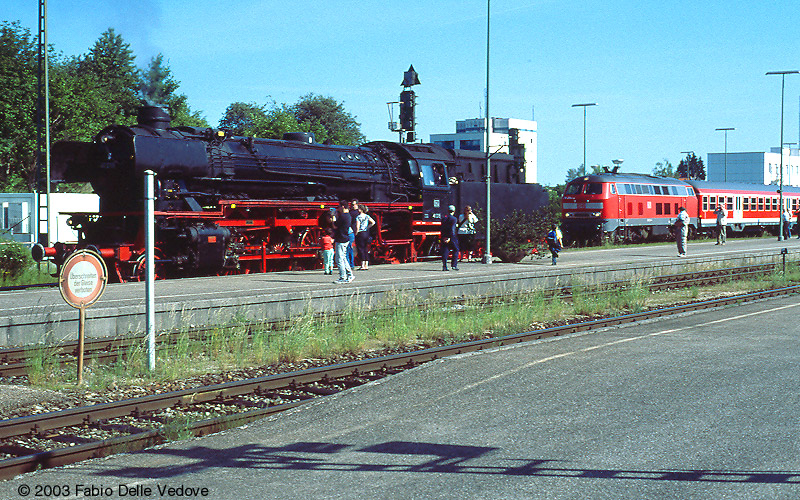 41 018 fährt auf Gleis 2 zum historischen Zug (Kempten Hauptbahnhof, 01.06.2003).