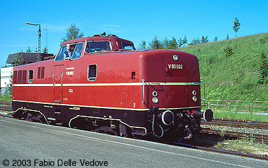 Zum Vergrößern klicken - V80 002 setzt über Gleis 3 an das Zugende um (Kempten Hauptbahnhof, 01.06.2003).