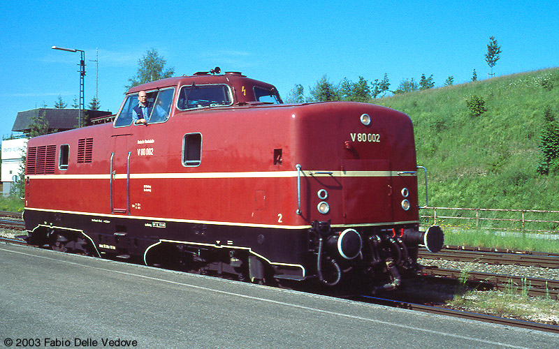 V80 002 setzt über Gleis 3 an das Zugende um (Kempten Hauptbahnhof, 01.06.2003).