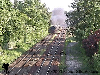 Video: Der Dampfsonderzug des DB-Museums mit 41 018 und V80 002 ist am 01.06.2003 auf der Rückfahrt nach München Hbf. Soeben hat er den Bahnhof Memmingen verlassen.