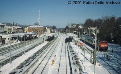 Zum Vergrößern klicken - Blick von der Fußgängerbrücke nach Norden auf den Bahnhof Memmingen