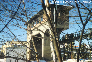 Zum Vergrößern klicken - Das Reiterstellwerk des Bahnhofs Memmingen