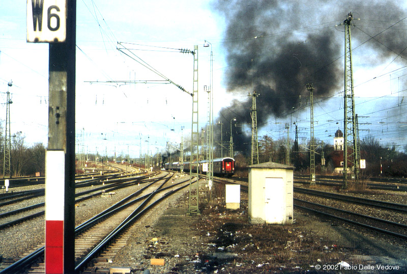 03 2295 verläßt mit dem Allgäuexpreß München-Pasing