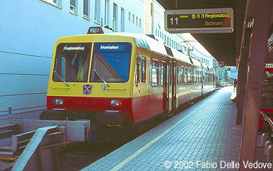 Zum Vergrößern klicken - Der moderne Triebwagen 10.207 der Montafonerbahn (MBS) fährt in wenigen Minuten von Gleis 11 in Richtung Schruns ab (Bludenz, September 2002).