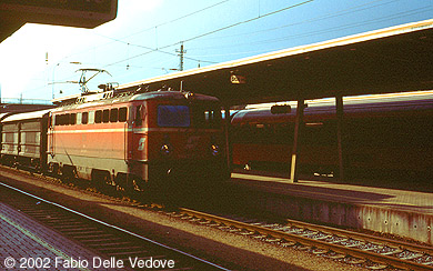Zum Vergrößern klicken - Eine blutorange 1042 ohne Eckfenster hat einen Güterzug vom Arlberg heruntergebracht und fährt ohne Halt weiter in Richtung Feldkirch (Bludenz, September 2002).
