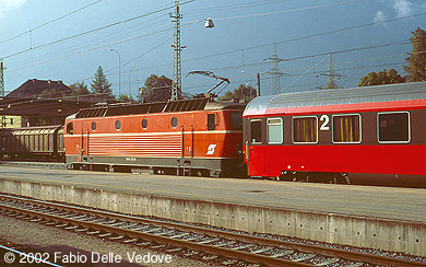 Zum Vergrößern klicken - In der Morgensonne fährt 1044 123-6 mit dem IC 669 "Steirisches Thermenland" (Bregenz - Bludenz - Innsbruck Hbf - Graz Hbf) ab (Bludenz, September 2002).