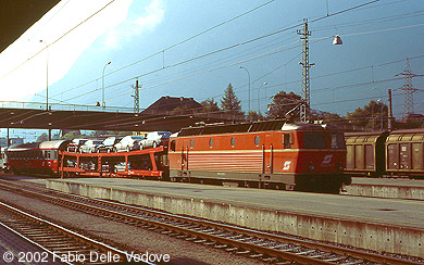 Zum Vergrößern klicken - 1044 110-3 hilft dem IC 669 "Steirisches Thermenland" (Bregenz - Bludenz - Innsbruck Hbf - Graz Hbf) als Schiebelok über den Arlberg (Bludenz, September 2002).