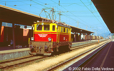 Zum Vergrößern klicken - Nachdem sie einen Güterzug aus dem Montafon nach Bludenz gebracht hat, setzt die gelb-rote 1045.001 der MBS um und fährt gleich wieder zurück (Bludenz, September 2002).