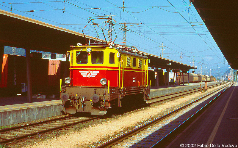 Nachdem sie einen Güterzug aus dem Montafon nach Bludenz gebracht hat, setzt die gelb-rote 1045.001 der MBS um und fährt gleich wieder zurück (Bludenz, September 2002)