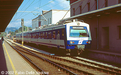 Zum Vergrößern klicken - Auf Gleis 1a steht 4020 110-5 der ÖBB zur Rückfahrt nach Bregenz bereit (Bludenz, September 2002).