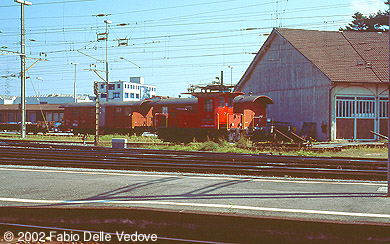 Zum Vergrößern klicken - Die Rangierlok TeIII 140 im Depot (Buchs SG, September 2002).