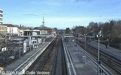 Zum Vergrößern klicken - Memmingen kurz vor der Ankunft des Sonderzuges am Sonntagmorgen. Schon ist in der Ferne eine weiße Dampfwolke zu sehen (18.03.2001).