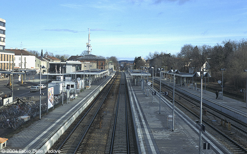 Memmingen kurz vor der Ankunft des Sonderzuges am Sonntagmorgen. Schon ist in der Ferne eine weiße Dampfwolke zu sehen (18.03.2001).