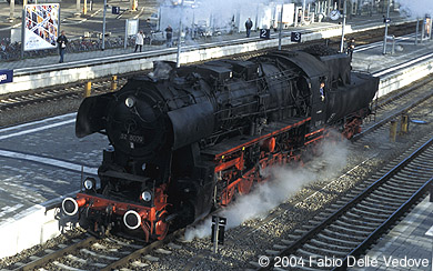 Zum Vergrößern klicken - Gleich nach dem Abkuppeln fährt 52 8079 zum Südende des Memminger Bahnhofs (18.03.2001).