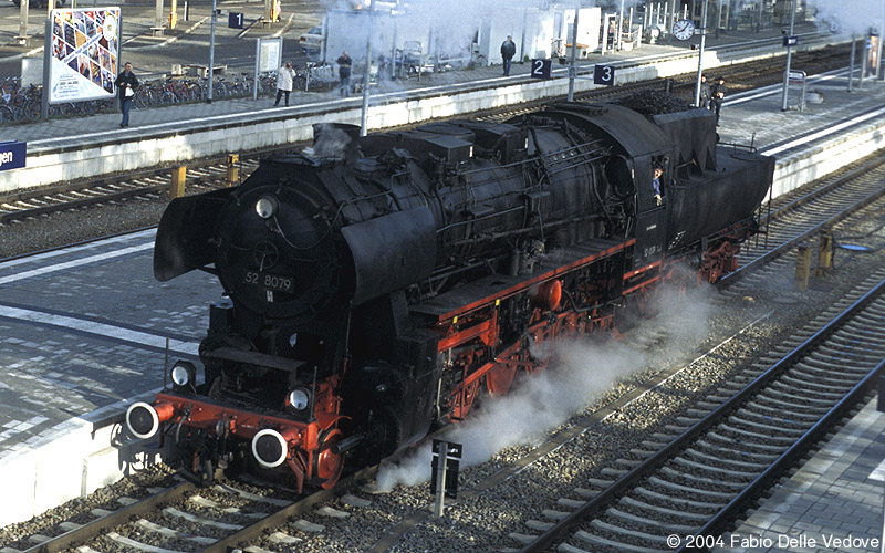 Gleich nach dem Abkuppeln fährt 52 8079 zum Südende des Memminger Bahnhofs (18.03.2001).