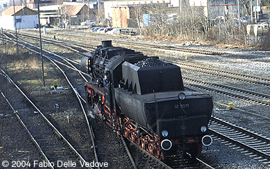 Zum Vergrößern klicken - Schon kommt 52 8079 zurück mit dem Wannentender voraus (Memmingen, 18.03.2001).