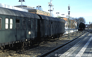 Zum Vergrößern klicken - Die beiden grünen Wagen des Ludwigs-Expreß (Memmingen, 18.03.2001).